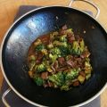 Aus dem Wok: Rind und Broccoli