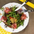 Linsensalat mit Rucola und gebratenem Käse in[...]