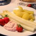 Weißer Spargel mit pikanter Erdbeersauce