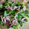Rapunzel- Feldsalat mit roten Zwiebeln