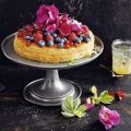 Obstkuchen mit essbaren Blüten