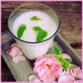 Lassi mit Minze und Rosenblüten