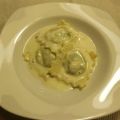 Ravioli mit Spinat Ricotta Füllung in Käsesoße