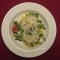 Salat von Tagliatelle mit Rucola und Pecorino