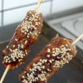 Sesamkörner ummanteln Hackfleischspieße