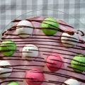 Bunte Himbeer-Marshmallow-Torte
