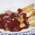 Thüringer Currywurst mit Pommes rot-weiß