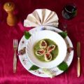 Sauerampfersuppe mit Tomaten Brennesselstrudel