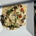 Pasta mit Auberginen in Weiß