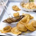 Frittierte Kräuter-Käse-Täschchen