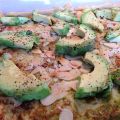 Spargel-Bärlauch-Quiche mit Avocadospalten