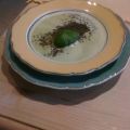Zuccini-Knoblauch-Suppe mit schwarzem Seesam