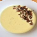 Spargel-Mango-Suppe mit Gewürzcroutons
