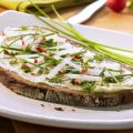 Brot mit Gartenkräuter-Radieschenbutter