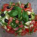Salat mit Tomaten, Mozzarella und Avocado