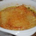 Schalottensuppe mit Gruyère-Käse