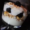 Müsli mit Joghurt und Beeren