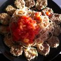 Panierte Zucchini mit Tomatengemüse  und Nudeln