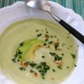 Avocadosuppe mit Zitronen-Pinienkern-Gremolata