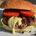 weltbester Hamburger von Frau gemacht