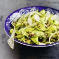 ZUCCHINISALAT MIT MINZE UND HASELNÜSSEN