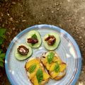 geröstetes Weißbrot mit Mozzarella und Pfirsich
