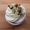Weiße Schokoladen- und Pistazien-Cupcakes