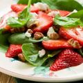 Frischer Spinat mit Erdbeeren und gegrilltem[...]