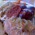 Schweinebraten, polnische Wurst und Sauerkraut[...]