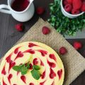 Cheesecake decorated with small hearts.[...]