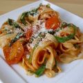 Tagliatelle mit Rucola in Tomatensauce
