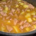Erdäpfelgulasch ( Kartoffelgulasch) mit Wurst