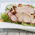 Salat mit Putenstreifen und Senf-Mayo-Dressing