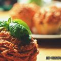 Herzhafte Cupcakes mit mediterranem Topping