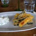 Gebackene Zucchini-Parmesan-Stifte mit Quarkdip