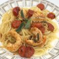 Nudeln mit geschmorten Tomaten und Garnelen