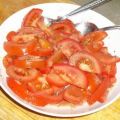 Tomatensalat mediterran mit Bouletten