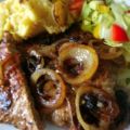 Steaks mit Zwiebelringen und herzhaften[...]