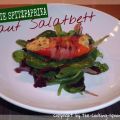 Gefüllte Spitzpaprika auf Salatbett