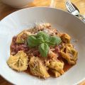 One Pot Tortellini mit sahniger Tomatensoße