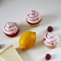 Zitronen Parmesan Cupcakes mit Himbeer-Frosting