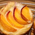 Portugiesische Puddingtörtchen mit Pfirsich