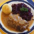 Rouladen mit Rotkohl, Sauce und Kartoffelklößen