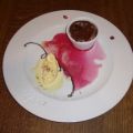 Espressosoufflee auf Granatapfelspiegel und[...]