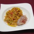 Schweinemedaillons auf scharfer Pasta aglio olio