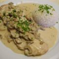 Kalbsschnitzel in Rahmchampignons an Zwiebelreis