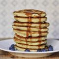 Pancakes mit Bananen und Heidelbeeren