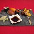 Sushi und Sate-Spieße