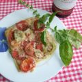 Pizza mit frischen Tomaten und Schinken