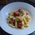 Rigatoni mit Tomaten,Mozzarella und Basilikum